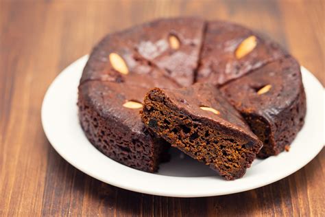 Bolo de Mel in Stücken serviert, traditionelle Gewürze daneben