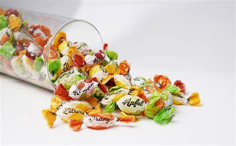 Bonbons einzeln in Zellophan verpackt in einem Glas