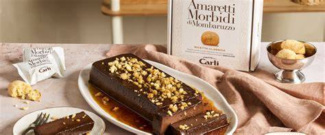 Bonet Einzelform serviert mit Sahne und Amaretti-Keksen