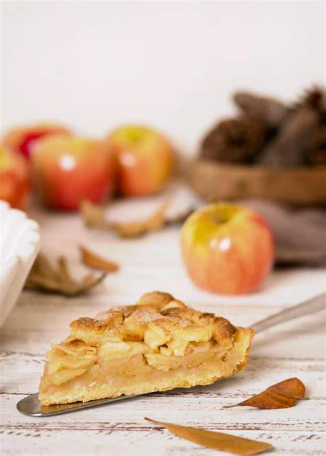 Boskoop Apfelkuchen frisch angeschnitten, dazu ein Klecks Sahne