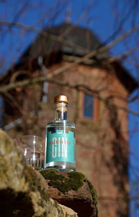 Bottle des Burgen Gin Distillers Cut vor Brennerei