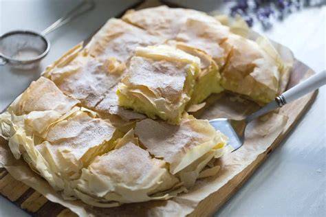 Bougatsa vor dem Backen: Schichten aus Blätterteig und Grießcreme