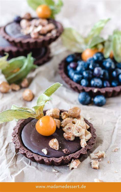 Bowl mit dunkler Ganache und Orangenzesten