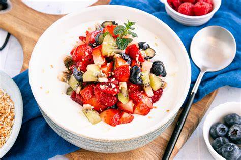 Bowleschale aus Melonenschale mit Früchten