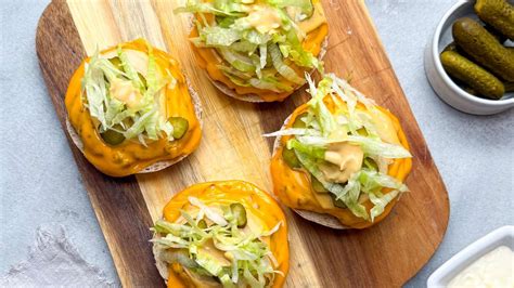 Brötchen frisch aus dem Ofen auf einem Holzbrett