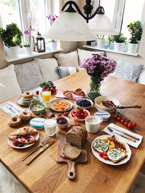 Brötchenvielfalt mit Belägen: Inspiration für den Frühstückstisch