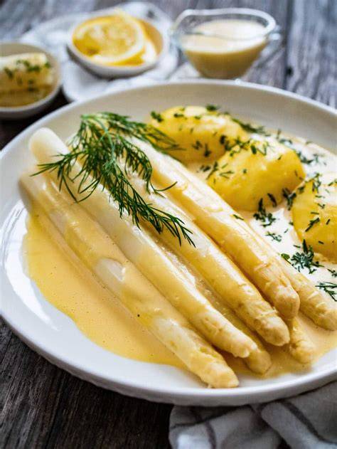 Brandybutter, Custard und Rumsauce als Beilagen