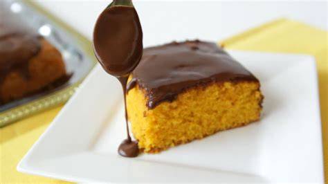 Brasilianischer Bolo de Cenoura mit Schokoguss