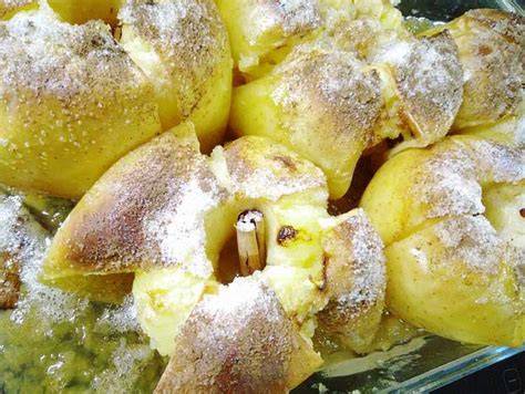 Bratäpfel frisch aus dem Ofen auf einer Servierplatte