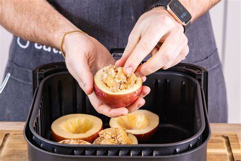 Bratäpfel im Airfryer-Korb während des Backens