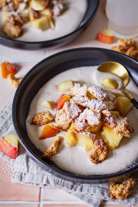 Bratapfel Crumble auf einem Teller, serviert mit veganer Sahne