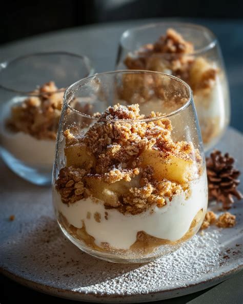 Bratapfel Crumble im Glas als servierfertiges Dessert