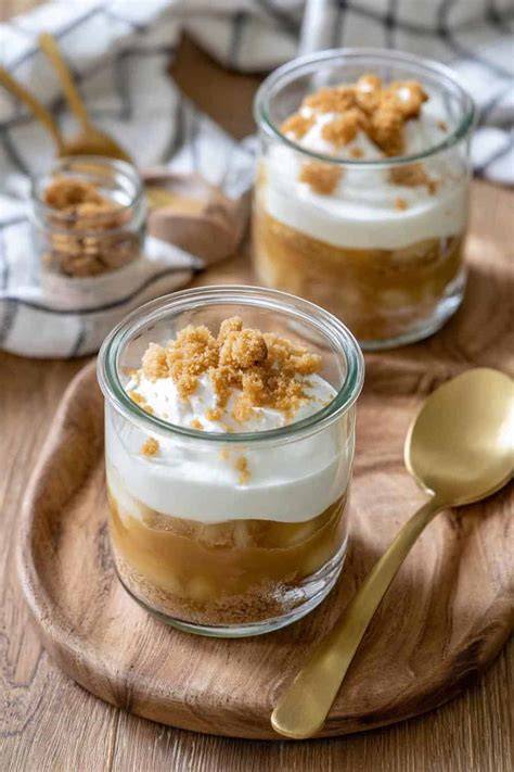 Bratapfel Dessert im Glas mit Apfelmus, Joghurt und Amarettini