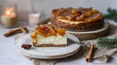 Bratapfel Käsesahnetorte angerichtet auf einem Kuchenteller