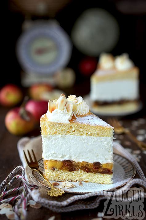 Bratapfel Käsesahnetorte angeschnitten, Stück auf Kuchenteller