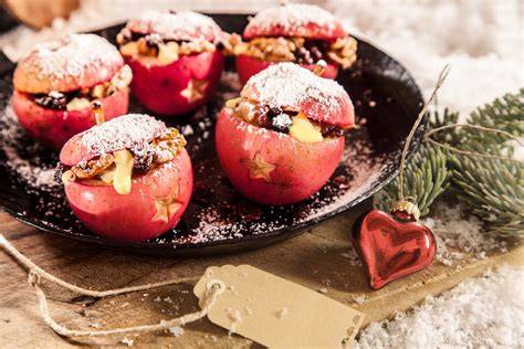 Bratapfel Käsesahnetorte mit Mandeln und winterlicher Deko