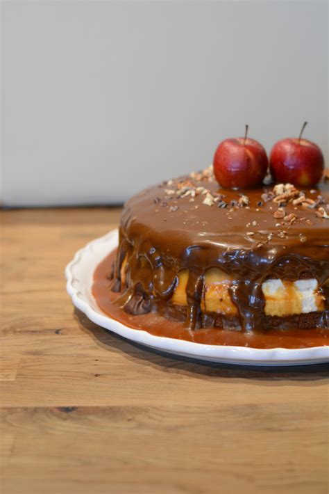 Bratapfel Karamell Torte auf einer weihnachtlichen Tafel