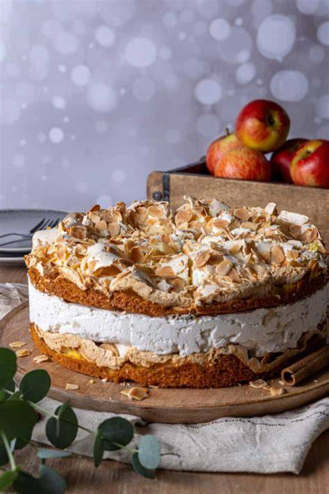 Bratapfel Mascarpone Torte mit Topping aus karamellisierten Äpfeln und Mandeln
