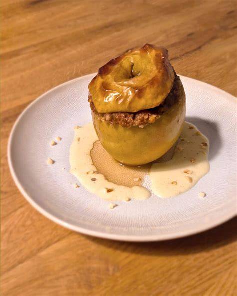 Bratapfel gefüllt mit Amarettini und Pistazien im Backofen