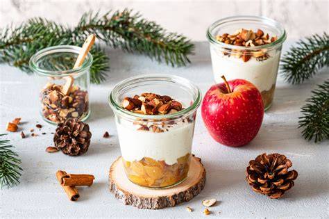 Bratapfel im Glas als Geschenk mit Tannenzweig