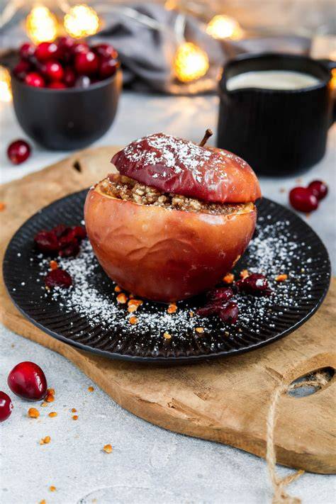 Bratapfel im Glas mit Marzipan dekoriert für Weihnachten