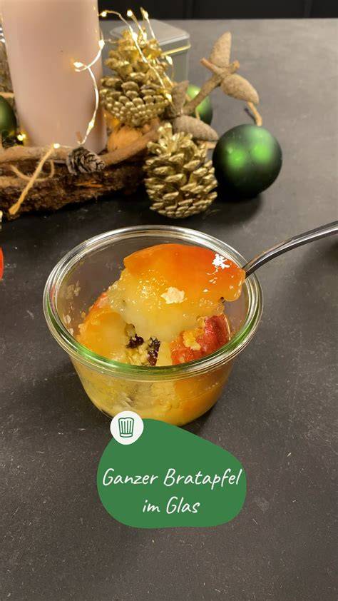 Bratapfel im Glas mit Zimt und Mandeln