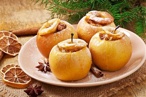 Bratapfel mit Gewürzen auf einem Holzbrett