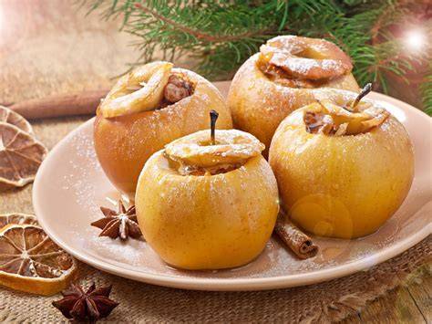Bratapfel mit Marzipanfüllung und Nüssen auf weihnachtlichem Teller