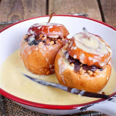Bratapfel mit Vanillesauce auf Teller serviert