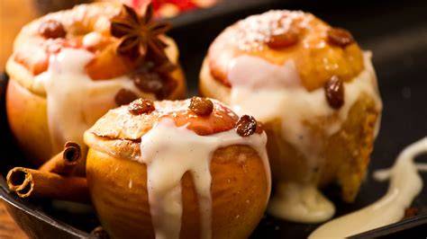 Bratapfel serviert mit Vanillesoße, Honig und Puderzucker - ein winterliches Dessert
