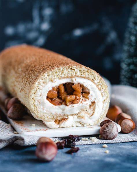 Bratapfel-Biskuitrolle weihnachtlich aufgeschnitten