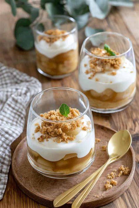Bratapfel-Dessert im Glas mit Amarettini