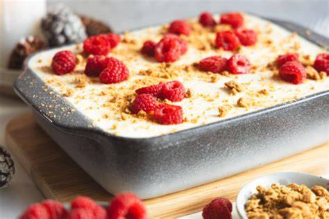 Bratapfel-Dessert in der Auflaufform, festlich dekoriert