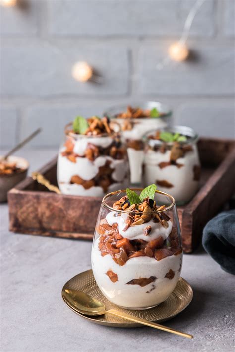 Bratapfel-Glasdessert mit Mandel-Knuspertopping