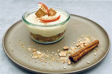 Bratapfel-Glasdessert mit Zimtkompott und Mandel-Knuspertopping