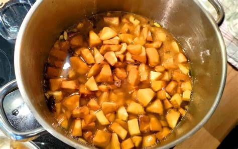 Bratapfel-Kompott im Topf mit Gewürzen