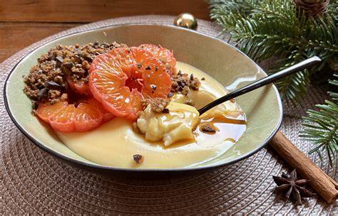 Bratapfel-Kompott in Schüssel, mit Zimtstange dekoriert