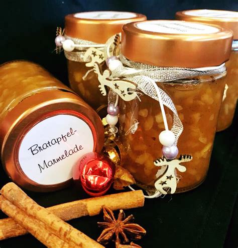 Bratapfel-Marmelade, Zutaten und Gewürze, festlich angerichtete Marmeladengläser