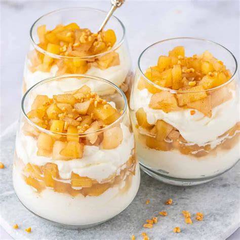 Bratapfel-Schichtdessert im Glas dekoriert