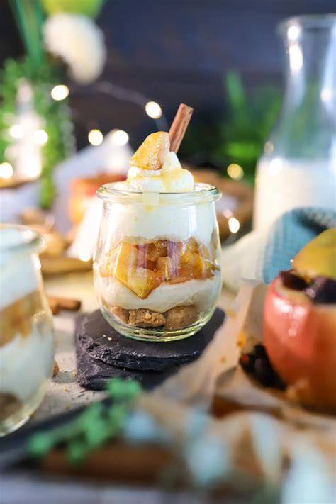 Bratapfel-Schichtdessert im Glas mit Mascarpone-Quark-Creme