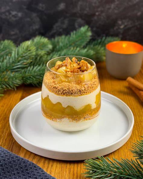 Bratapfel-Spekulatius-Dessert angerichtet im Glas, winterliche Deko