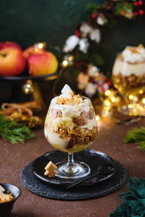 Bratapfel-Winterzauber-Dessert mit Nüssen im Glas