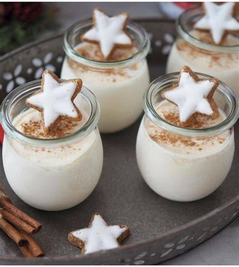 Bratapfel-Zimt-Marmelade im Glas, weihnachtlich dekoriert