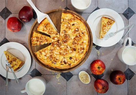 Bratapfelkuchen im Ofen - goldbraune Oberfläche