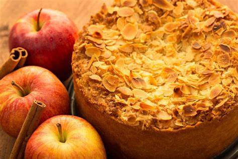 Bratapfelkuchen mit Puddingfüllung - Anschnitt, Äpfel und Vanillepudding