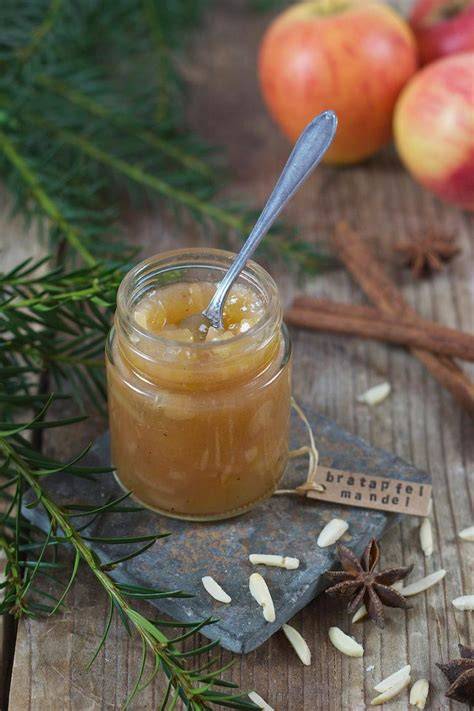 Bratapfelmarmelade heiß in Gläser füllen und verschließen