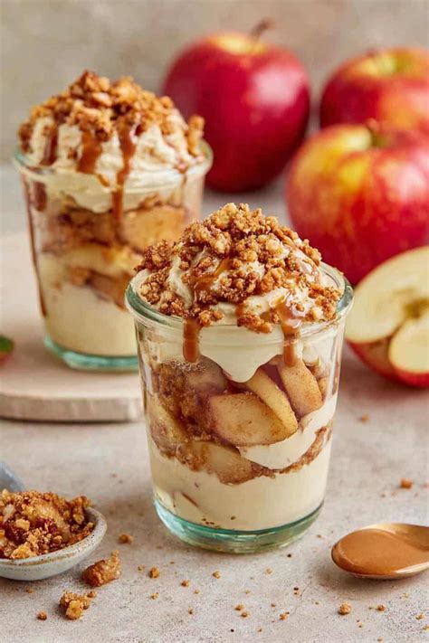 Bratapfelschichtdessert im Glas mit Amarettini