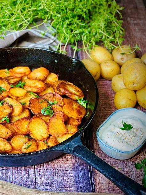 Bratkartoffeln in der Pfanne mit Kräutern