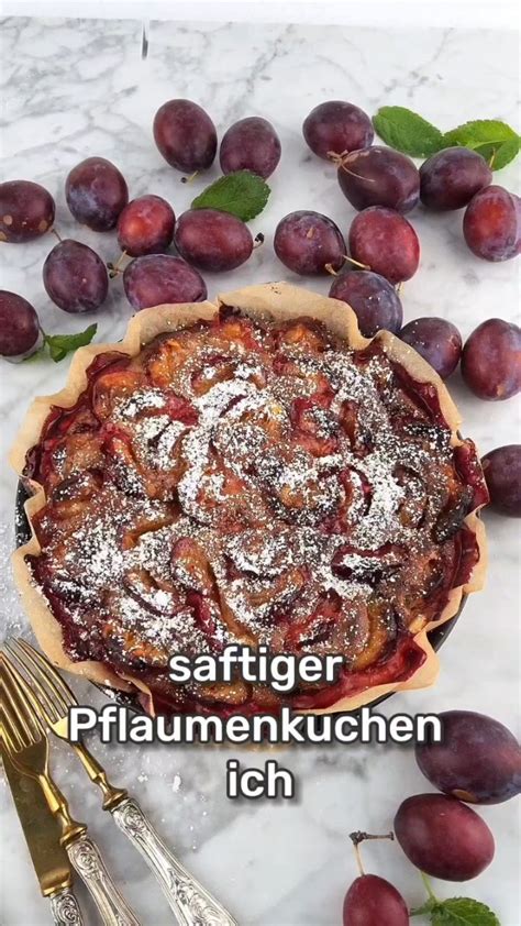 Bratwürste auf Mürbeteig ausgelegt in einer Backform