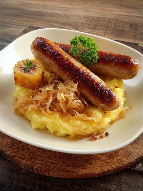 Bratwurst mit Zwiebelsoße und Kartoffelpüree - Nahaufnahme